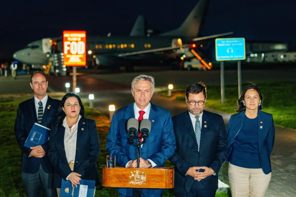 El mandatario chileno, José Antonio Kast (c), hablando durante una rueda de prensa antes de abordar el vuelo a Buenos Aires. Foto: EFE  
