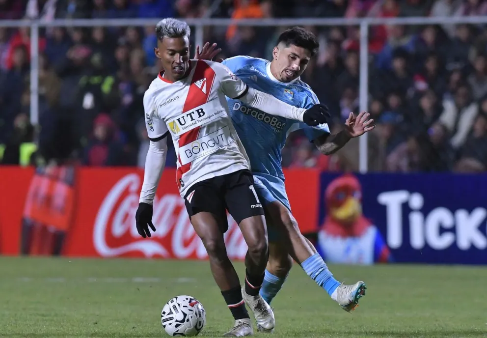 Darlison Rodrigues elude a un jugador de Sporting Cristal en la goleada de 2024. Foto: Archivo digital