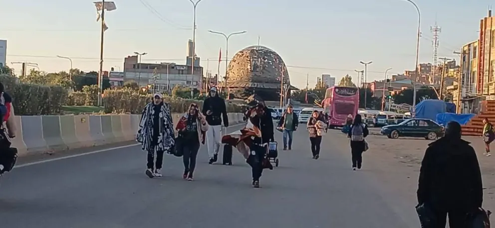 Pasajeros perjudicados por el bloqueo se ven obligados a caminar. Foto: Captura de imagen