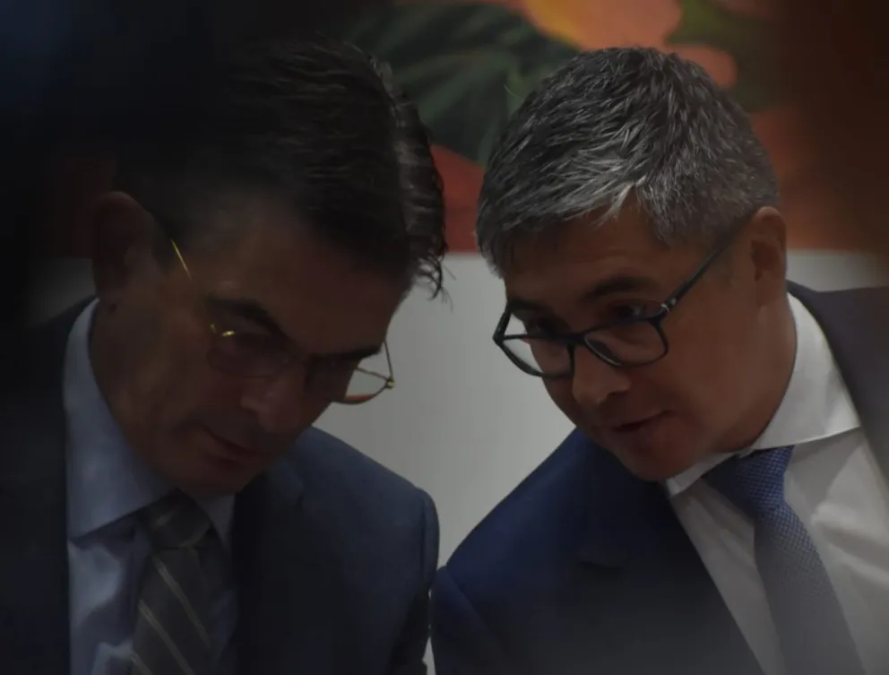 El presidente Rodrigo Paz y el ministro de Economía, José Gabriel ESpinoza, informan de la liberalización de compras con tarjetas. Foto: Marka Registrada