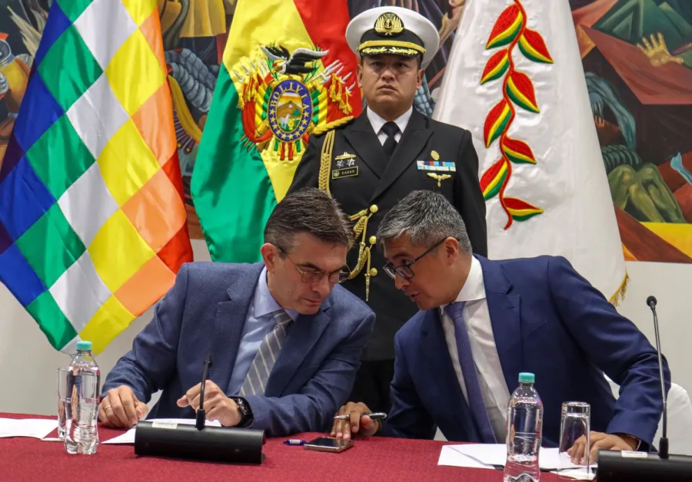 El presidente Rodrigo Paz y el ministro de Economía, José Gabriel ESpinoza, informan de la liberalización de compras con tarjetas. Foto: Gobierno 