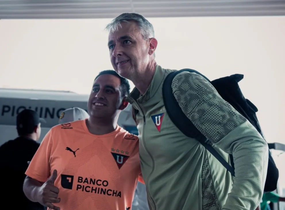 El técnico Tiago Nunes junto a un técnico en la terminal aérea. Foto: Liga de Quito
