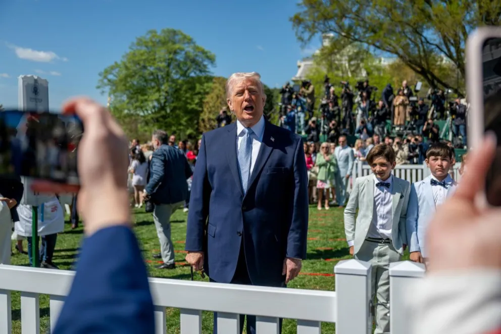 El presidente de Estados Unidos, Donald Trump, habla con miembros de la prensa durante el tradicional Easter Egg Roll en el Jardín Sur de la Casa Blanca en Washington. Foto: EFE