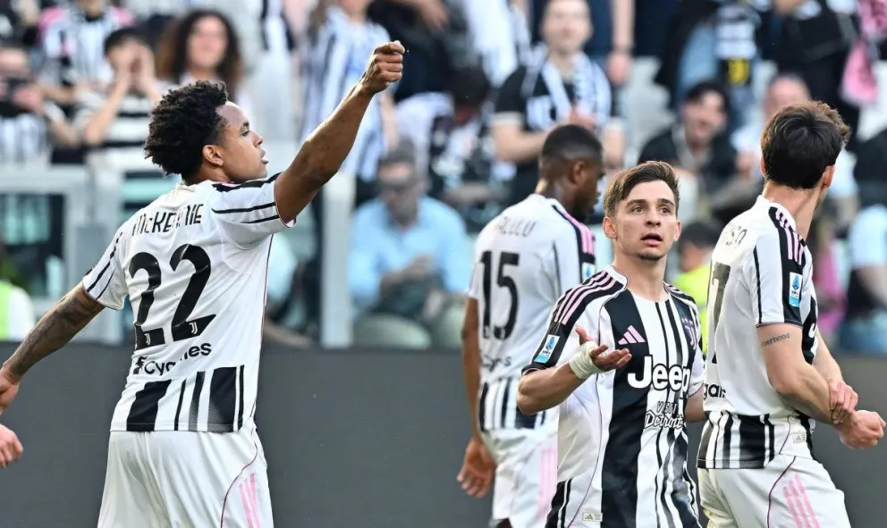 Weston McKennie (izq.) celebra el 1-0 de la Juventus ante el Génova. Foto: EFE.
