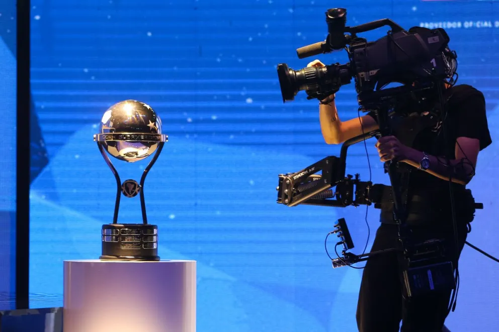 El trofeo de la Sudamericana previo al sorteo que hubo. Foto: Conmebol.
