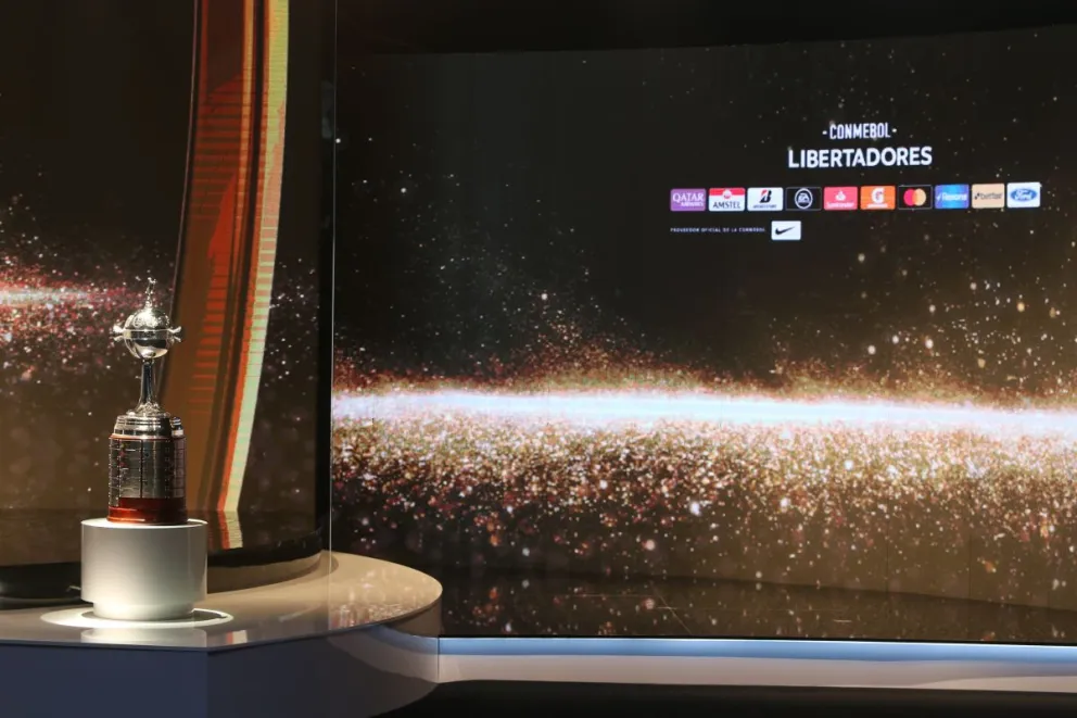 El trofeo de la Copa Libertadores antes del sorteo en Luque, Paraguay. Foto: Conmebol.