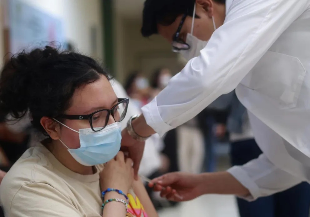 Una persona recibe una vacuna contra el sarampión, en la ciudad de Toluca (México). Imagen de archivo. Foto: EFE