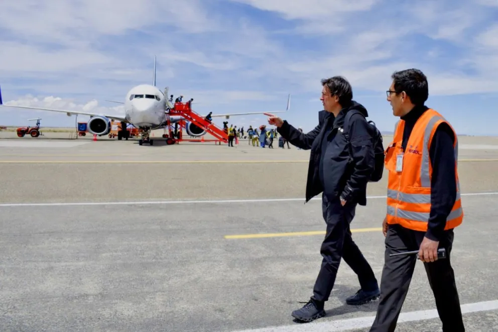 El ministro de Obras Públicas, Mauricio Zamora, señalando una aeronave. Foto: MOPSV
