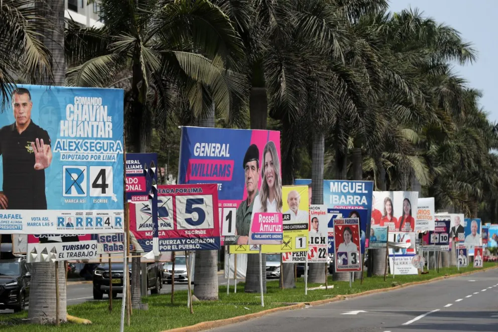 Fotografía que muestra carteles de candidatos electorales este 6 de abril de 2026, en Lima (Perú). Foto: EFE