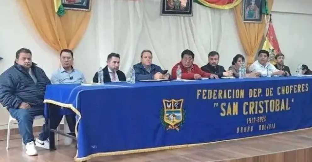 Gobierno y choferes de Oruro instalan diálogo para frenar los bloqueos. Foto: Red Uno.