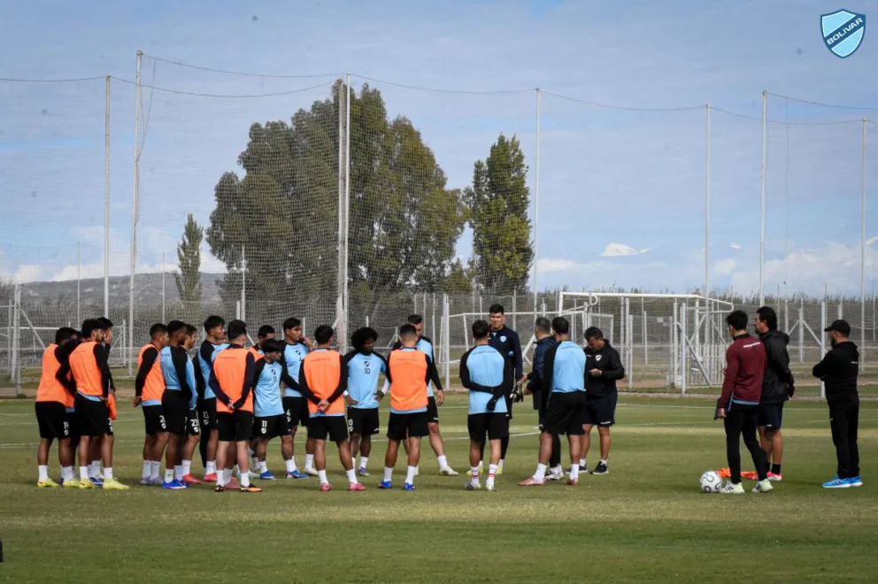 El plantel celeste antes de su entrenamiento en Mendoza. Foto: Club Bolívar.