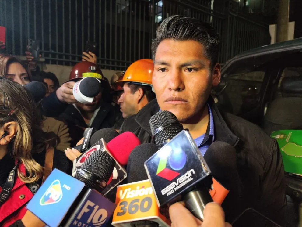 René Yahuasi, en puertas del Tribunal Supremo Electoral (TSE). Foto: Paulo Lizárraga A.