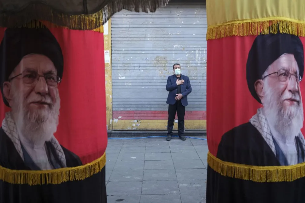  Un hombre asiste al funeral del comandante de las Fuerzas Navales de la Guardia Revolucionaria Alireza Tangsiri este miércoles, en la plaza Engelab de Teherán. Foto: EFE 