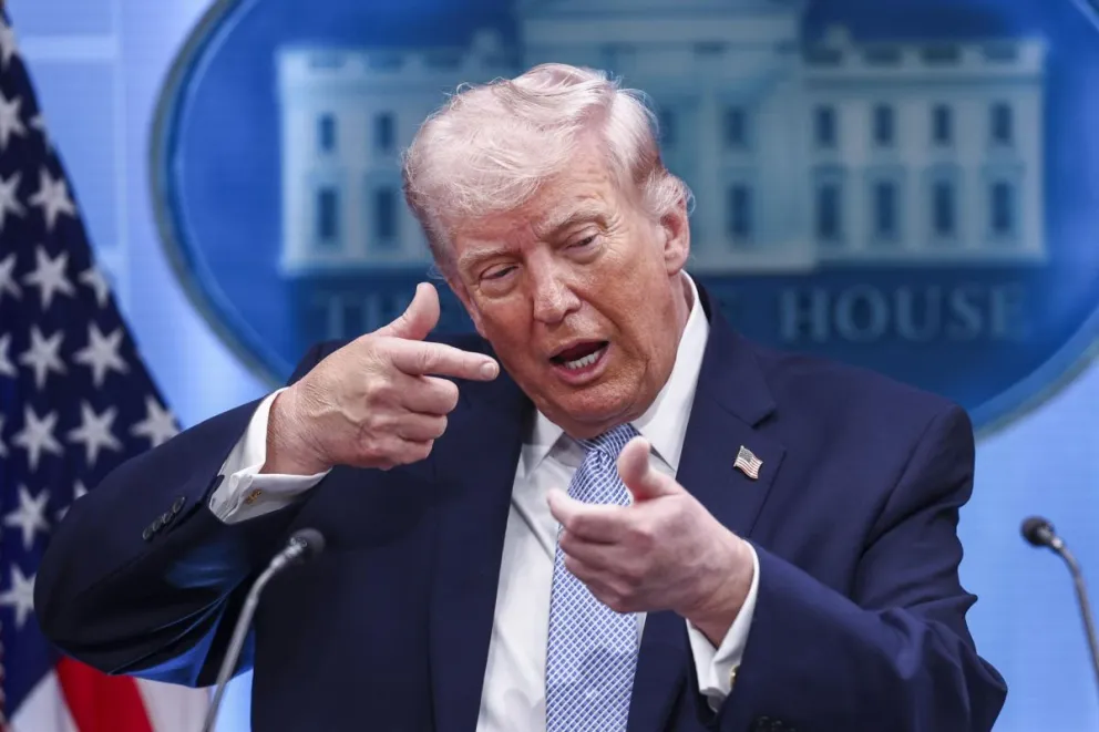 El presidente estadounidense Donald Trump gesticula mientras responde a una pregunta de los medios de comunicación durante una rueda de prensa sobre Irán desde la Casa Blanca en Washington. Foto: EFE