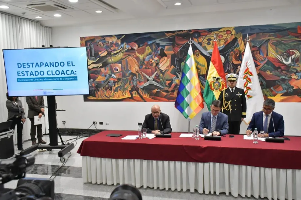 El presidente Rodrigo Paz y los ministros de Economía y de la Presidencia. Foto: APG