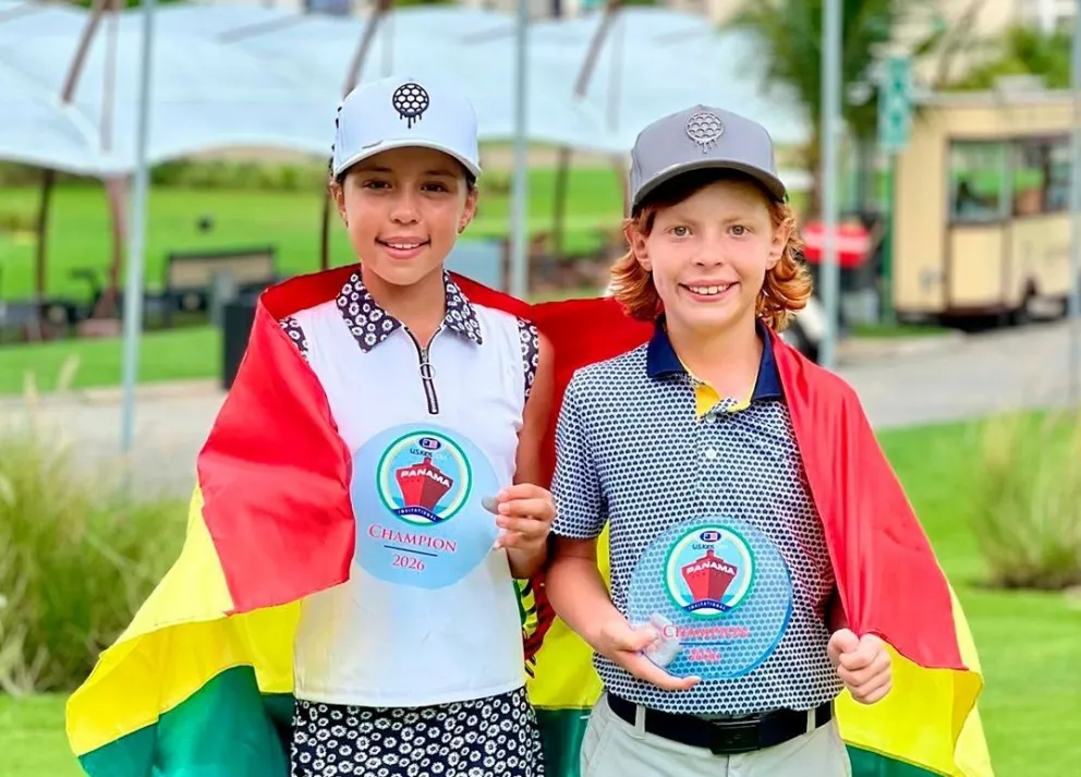 Los hermanos Emma y Eric Suárez con sus trofeos. Foto: Federación Boliviana de Golf.