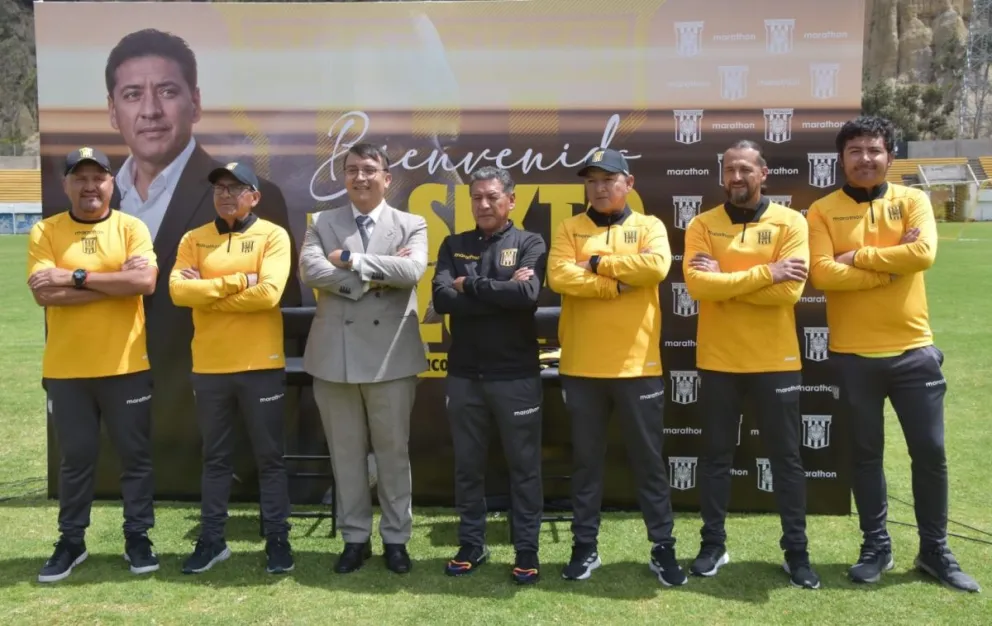 Sixto Vizuete (al centro de negro) junto al presidente y los miembros de su cuerpo técnico. Foto. Agencia Marka Registrada