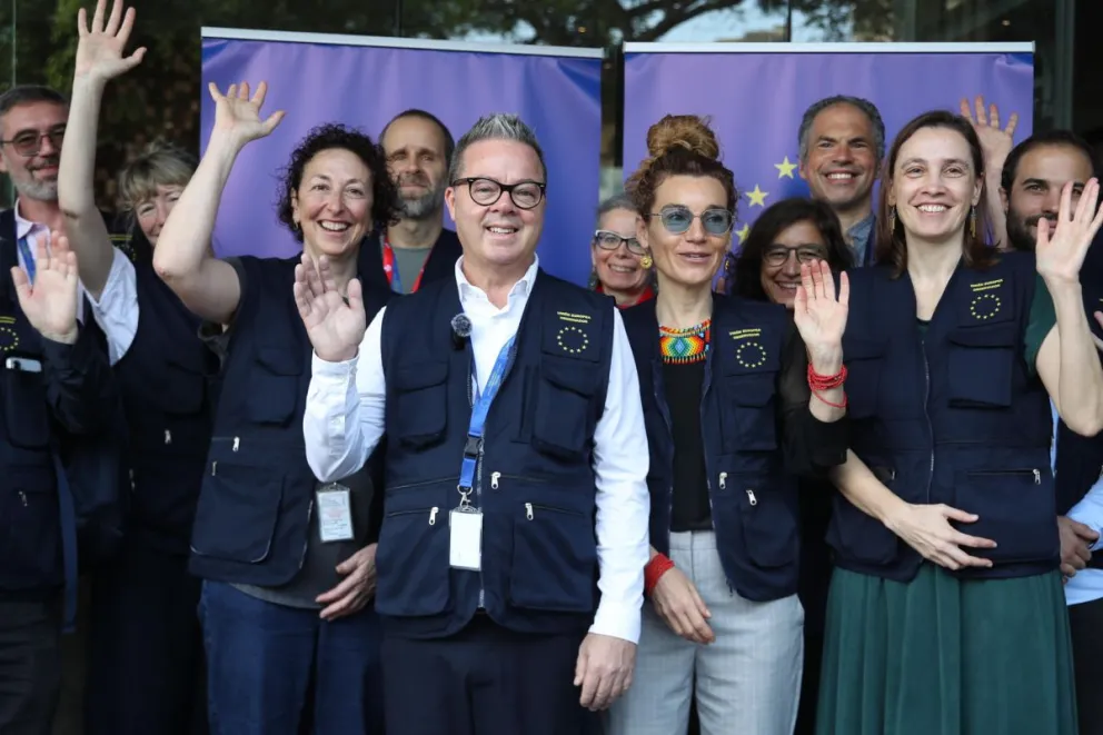 Integrantes de la Misión de Observación Electoral de la Unión Europea (UE) saludan antes de dirigirse a varios centros de votación a nivel nacional este martes, en Lima (Perú). Foto: EFE