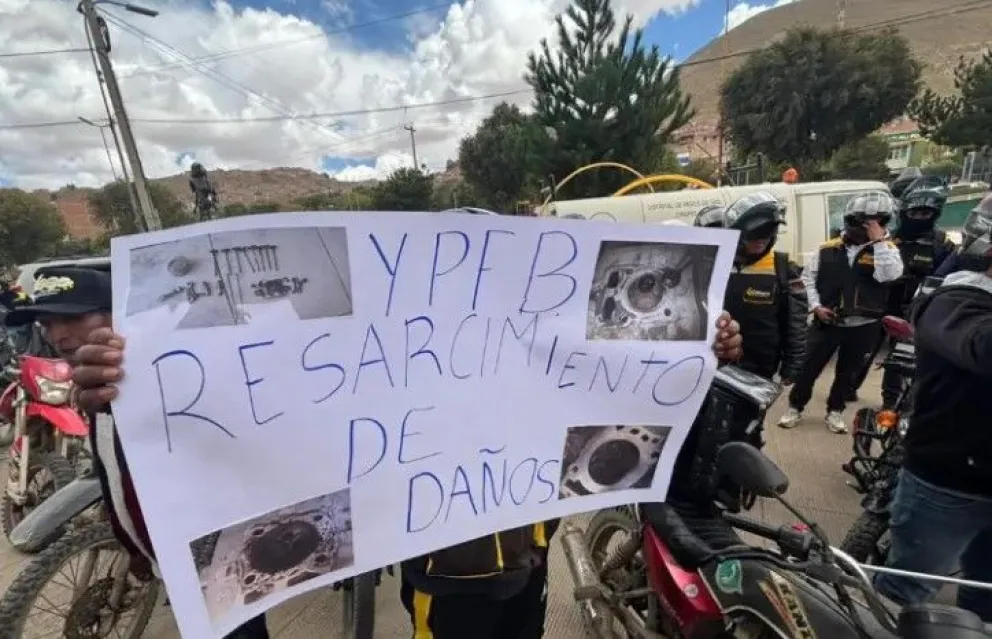 Un grupo de motociclistas se suma a la protesta en puertas de YPFB en Oruro. Foto: Unitel