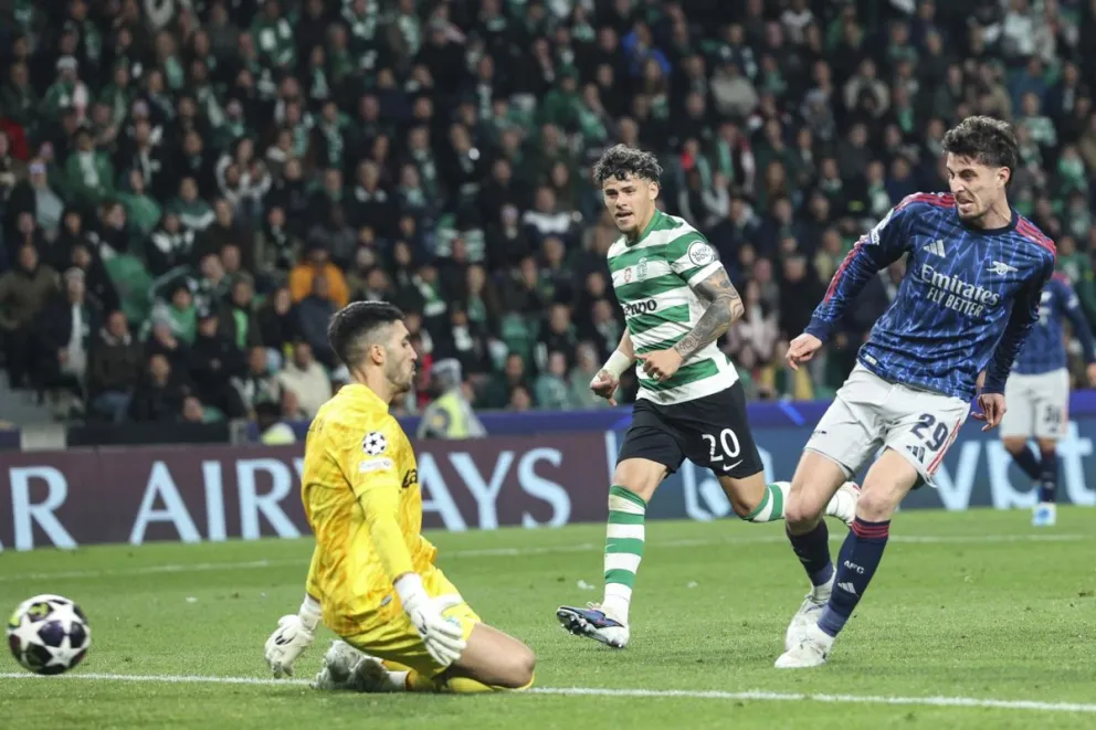 Kai Havertz (der.), jugador del Arsenal, anota el gol de la victoria frente al Sporting portugués. Foto: EFE