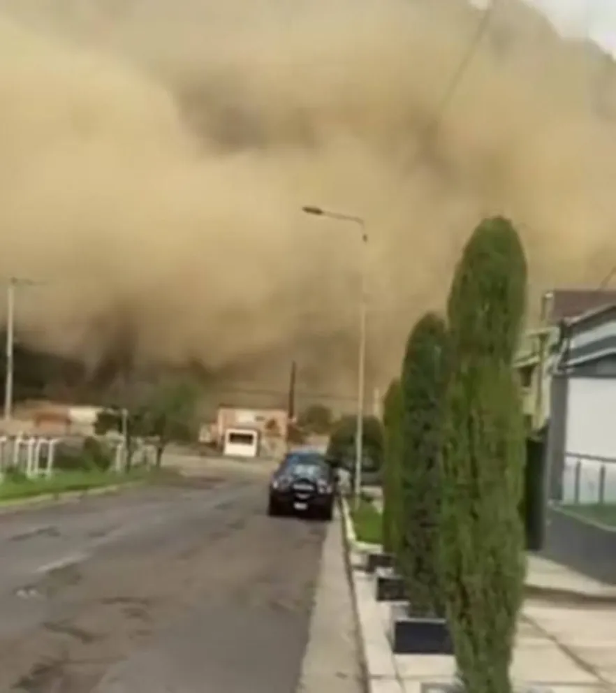 El derrumbe podría afectar la estructura de varias viviendas, que se encuentran cerca del lugar donde se registró el derrumbe, advirtió el diputado Alejandro Reyes. Foto La Nota