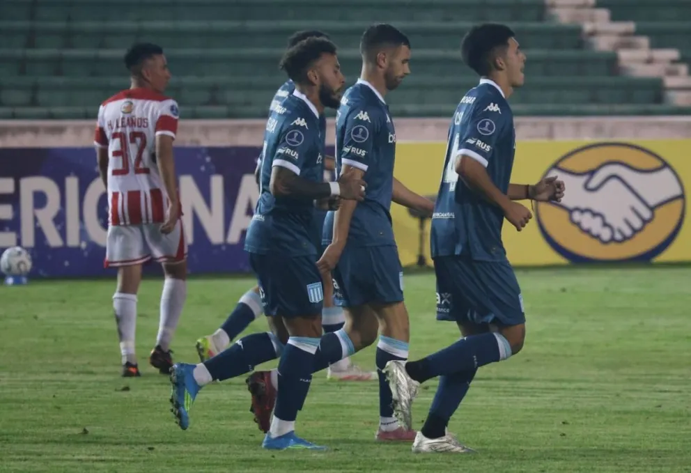 Jugadores de Racing celebran su primer gol ante Independiente. Foto: Agencia Marka Registrada