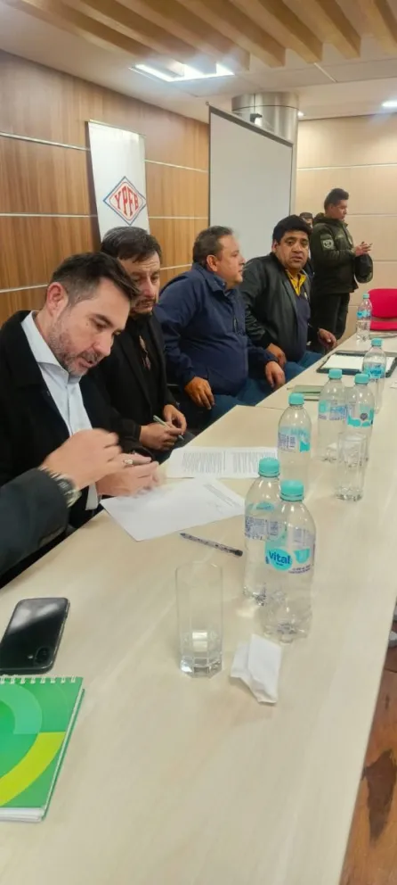 Después de dos días de diálogo, los choferes de Oruro y el Gobierno firmaron un acuerdo y el bloqueo de la carretera fue suspendido. Foto MHE