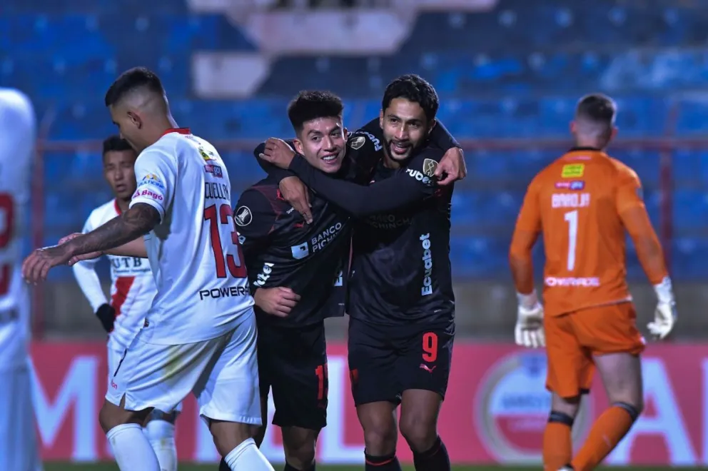 Villamil (centro) festeja su gol para el club ecuatoriano. Foto: APG.