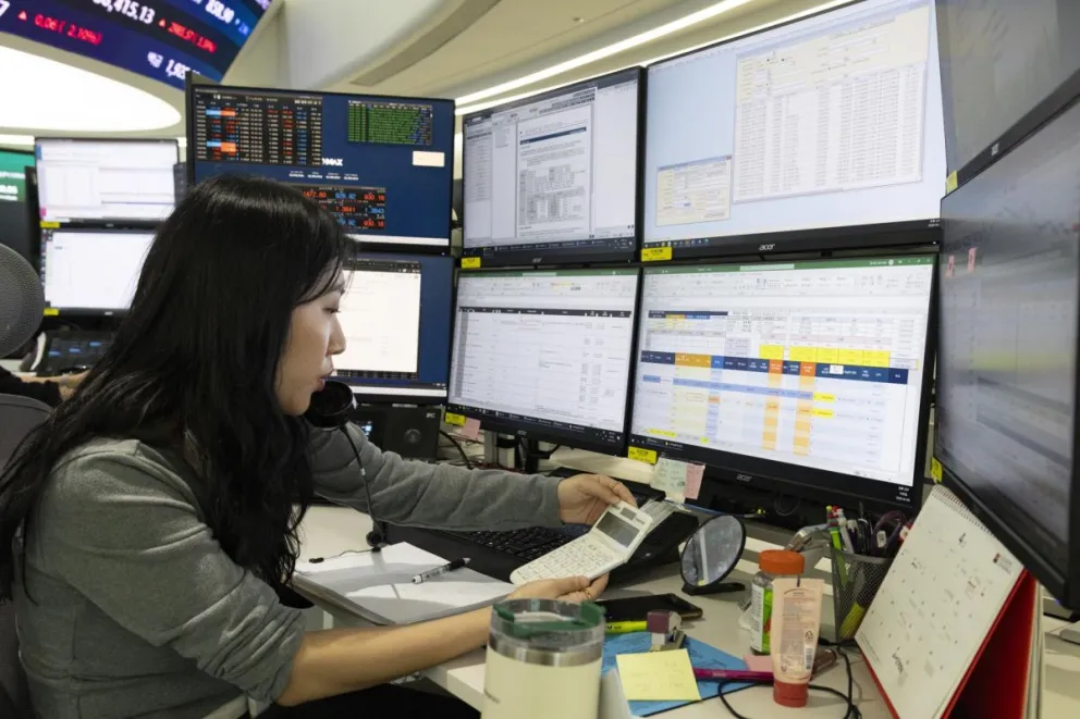 Una trabajadora de la bolsa de valores de Corea del Sur durante las negociaciones de este miércoles. Foto: EFE 