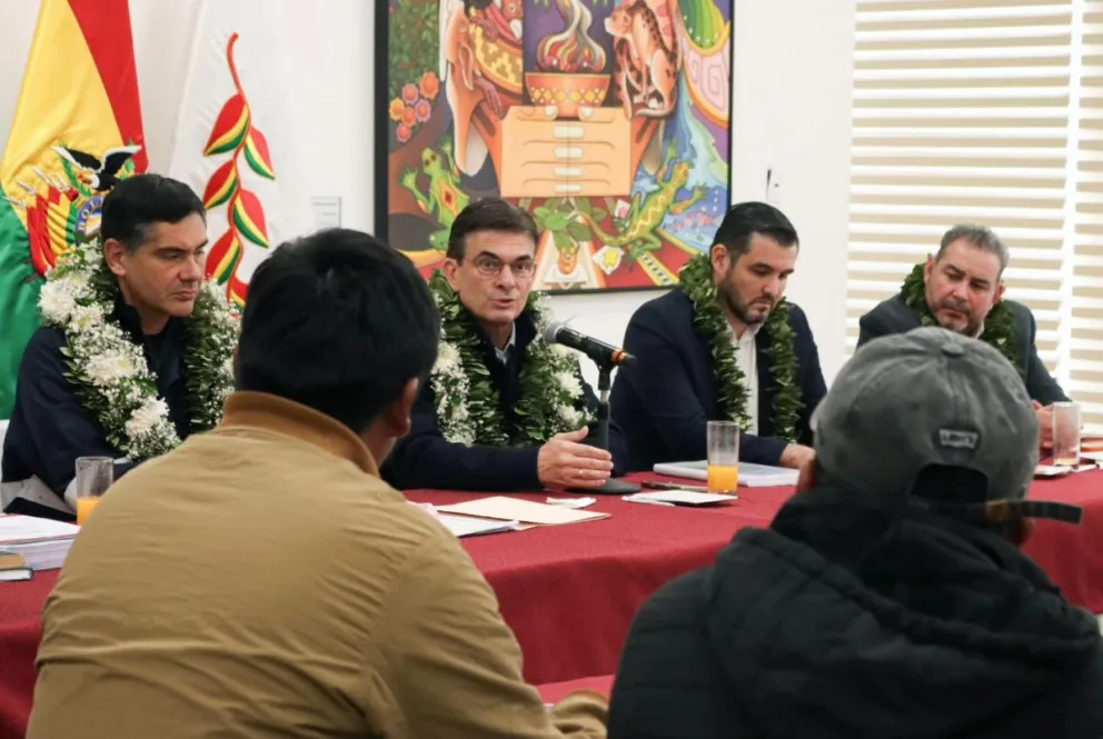 El presidente Rodrigo Paz en la reunión con los cocaleros de los Yungas. Foto tomada de la cuenta en RRSS del presidente Rodrigo Paz