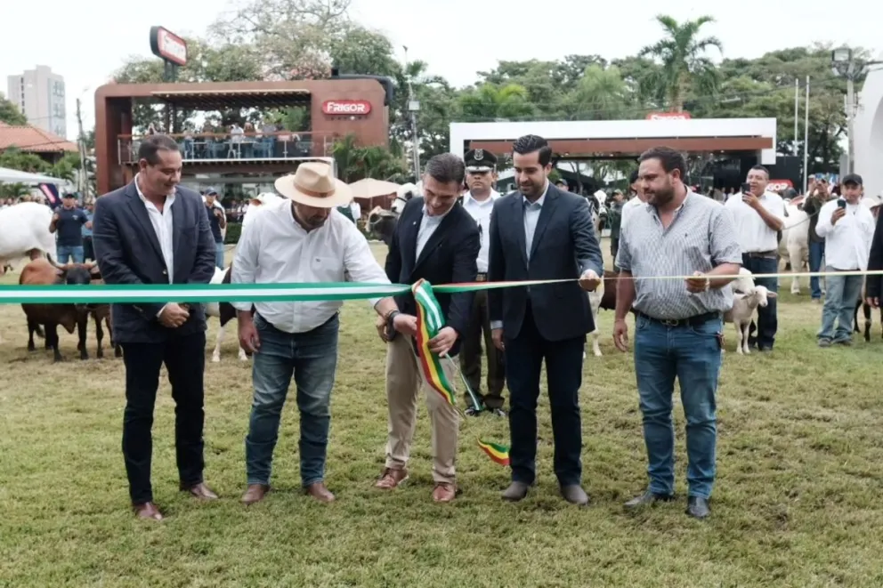 El presidente del Estado, Rodrigo Paz, promulgó la Ley 157, que autoriza la reclasificación de la pequeña propiedad a mediana, en Santa Cruz. Foto: Rodrigo Paz Pereira