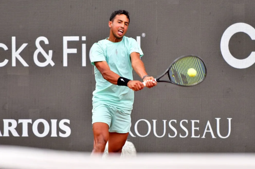 Hugo Dellien hace una devolución en un encuentro pasado. Foto: Archivo FBT.