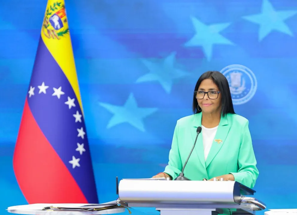 Fotografía difundida por el Palacio de Miraflores de la presidenta encargada de Venezuela, Delcy Rodríguez, durante un mensaje a la naciónen Caracas (Venezuela). Foto: EFE