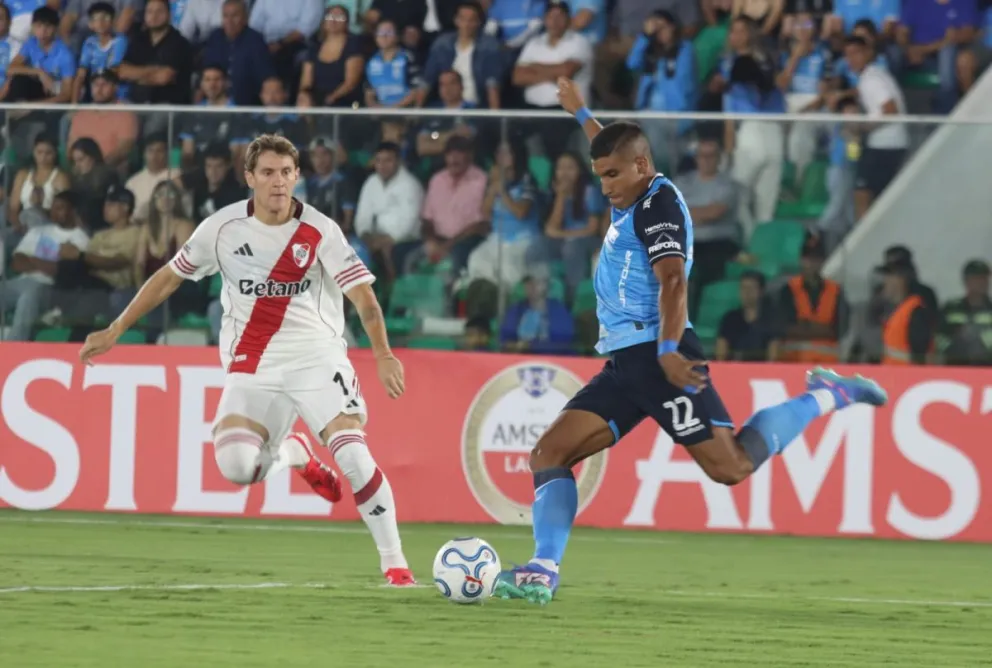Vila (der.), de Blooming, patea la pelota durante el partido. Foto: Agencia Marka Registrada.