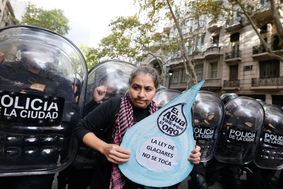 Una persona sostiene un cartel duran una manifestación en contra de la reforma de ley de glaciares este miércoles, en cercanías al Congreso en Buenos Aires (Argentina). Foto: EFE