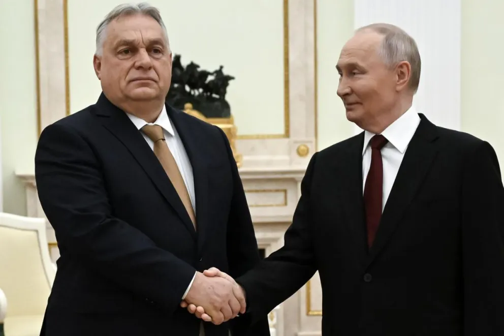 El presidente ruso, Vladímir Putin, y el primer ministro húngaro, Viktor Orbán, se estrechan la mano durante una reunión en el Kremlin, en Moscú, Rusia, el 28 de noviembre de 2025. Foto: EFE