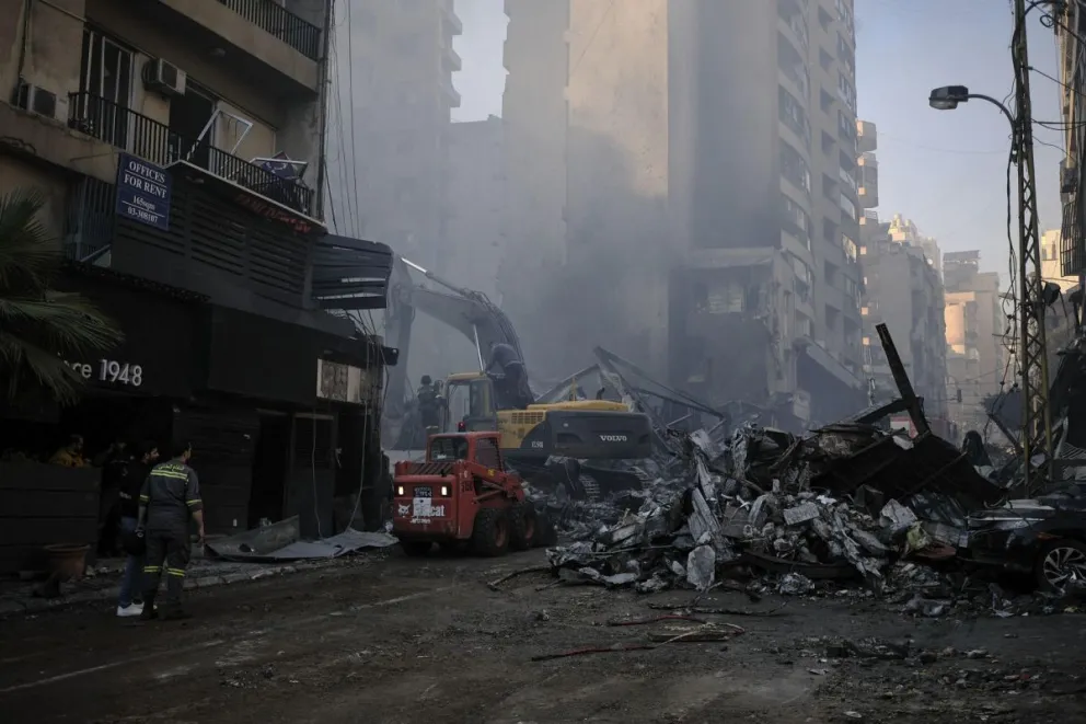 Equipos de rescate trabajan el barrio beirutí de Mazraa, en uno de los múltiples bombardeos israelíes que han azotado este miércoles Líbano. Foto: EFE 