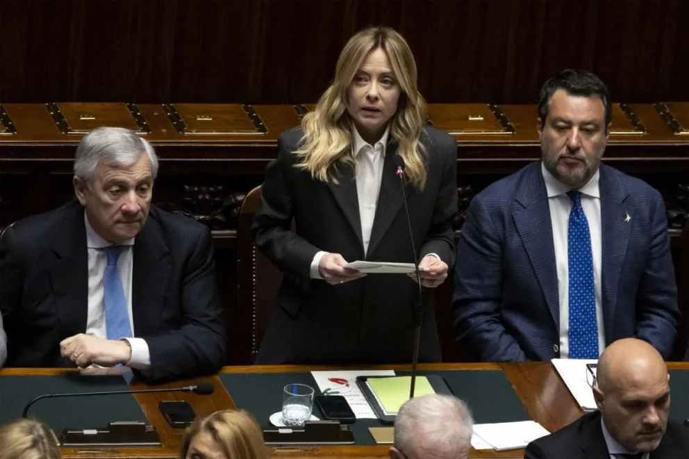 La primera ministra italiana, Giorgia Meloni (c), este jueves junto a sus vicepresidentes Antonio Tajani (i) y Matteo Salvini (d), en una comparecencia ante la Cámara de Diputados en Roma. Foto: EFE