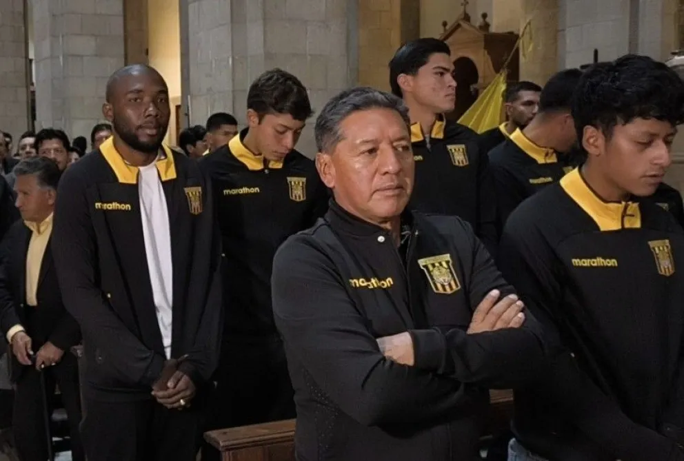 Santa Cruz (izq.) junto al técnico Vizuete y sus compañeros en la misa del miércoles por el 118 aniversario del club. Crédito: RodMa (F10HD)