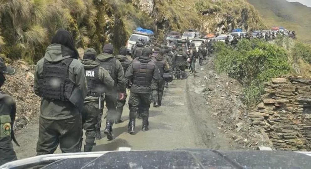 Parte del contingente policial trasladado a Mapiri. Foto:AJAM
