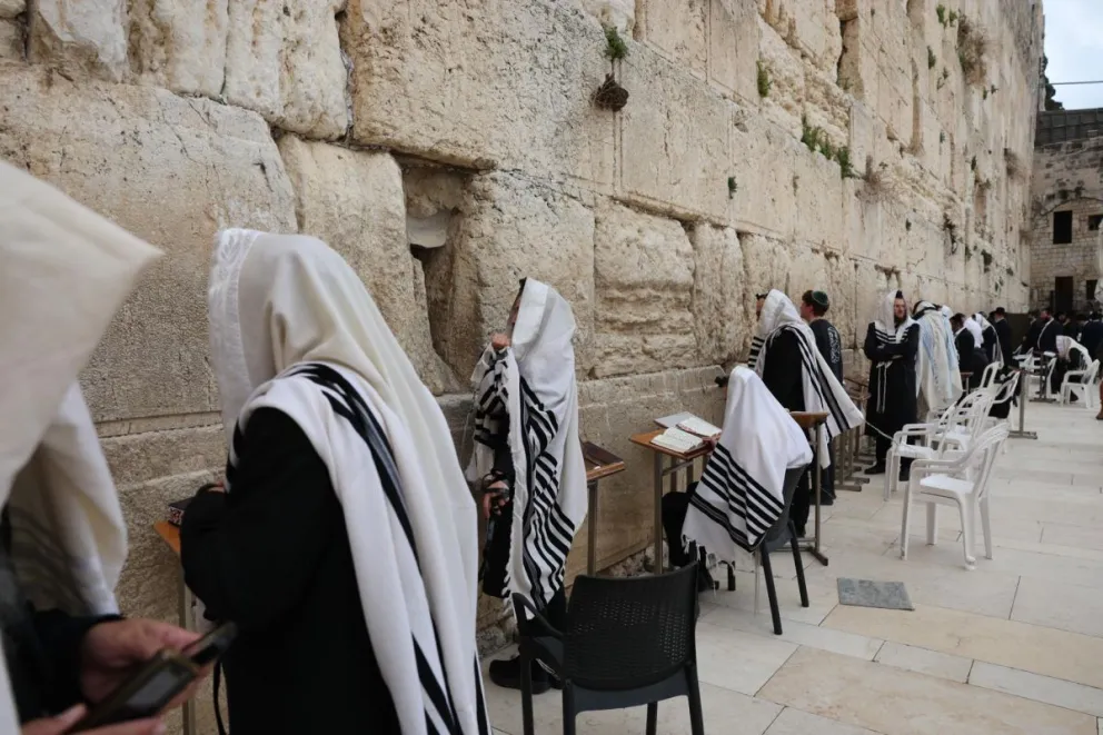 Personas rezan en el Muro de las Lamentaciones en la Ciudad Vieja de Jerusalén, 9 de abril de 2026. Foto: EFE 