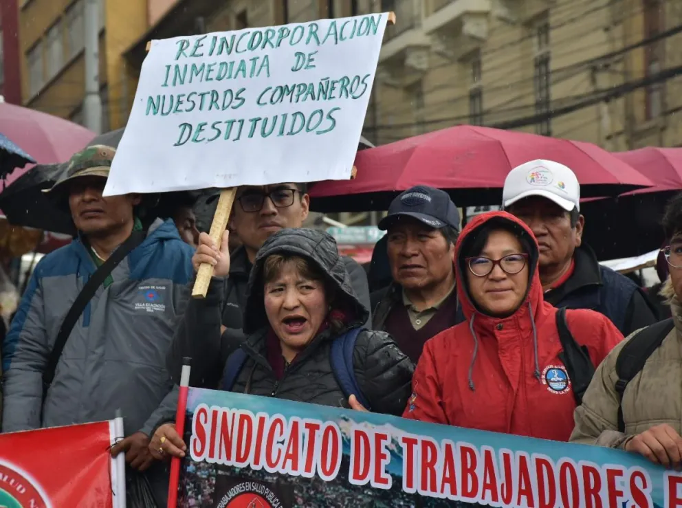 Trabajadores y profesionales en salud se movilizan contra los despidos injustificados, incumplimiento de pago de salarios y aportes a la seguridad social a corto y largo plazo. Foto: APG
