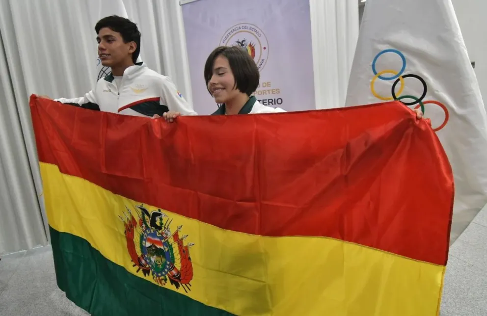 Los abanderados Soza (izq.) y Paz con la tricolor nacional. Foto: APG.