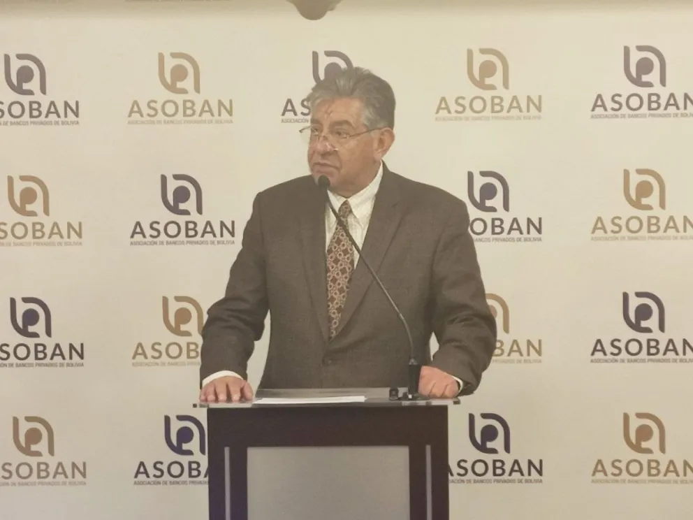 El presidente de Asoban, Nelson Villalobos, en conferencia de prensa. Foto: Paulo Lizárraga A. / Visión 360