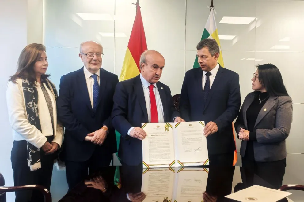 El secretario general de la Organización de Estados Iberoamericanos para la Educación, la Ciencia y la Cultura (OEI), Mariano Jabonero (c), recibe un reconocimiento este jueves, en La Paz. Foto: EFE