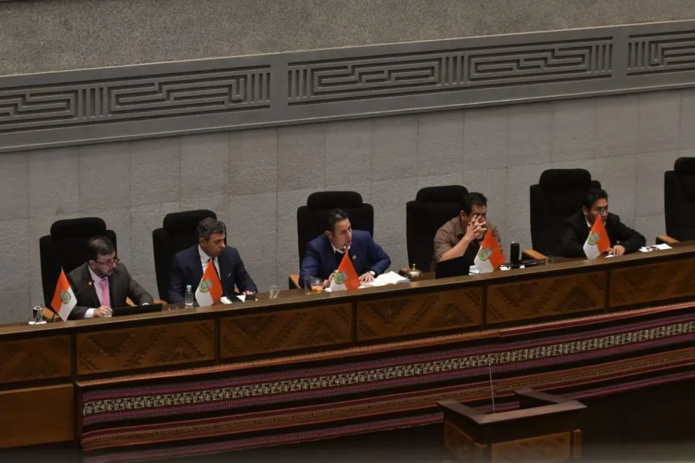 El ministro de Hidrocarburos, Mauricio Medinaceli, insistió en que YPFB no firmó un contrato con la empresa Trafigura, sino una adenda, en el acto interpelatorio de la Asamblea Legislativa. Foto: APG