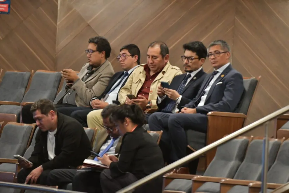 El canciller Fernando Aramayo, el ministro de Economía y Finanzas Públicas, José Gabriel Espinoza, y el ministro de Gobierno, Marco Antonio Oviedo, además del viceministro de Coordinación Legislativa, Wilson Santamaría, en la Asamblea. Foto: APG