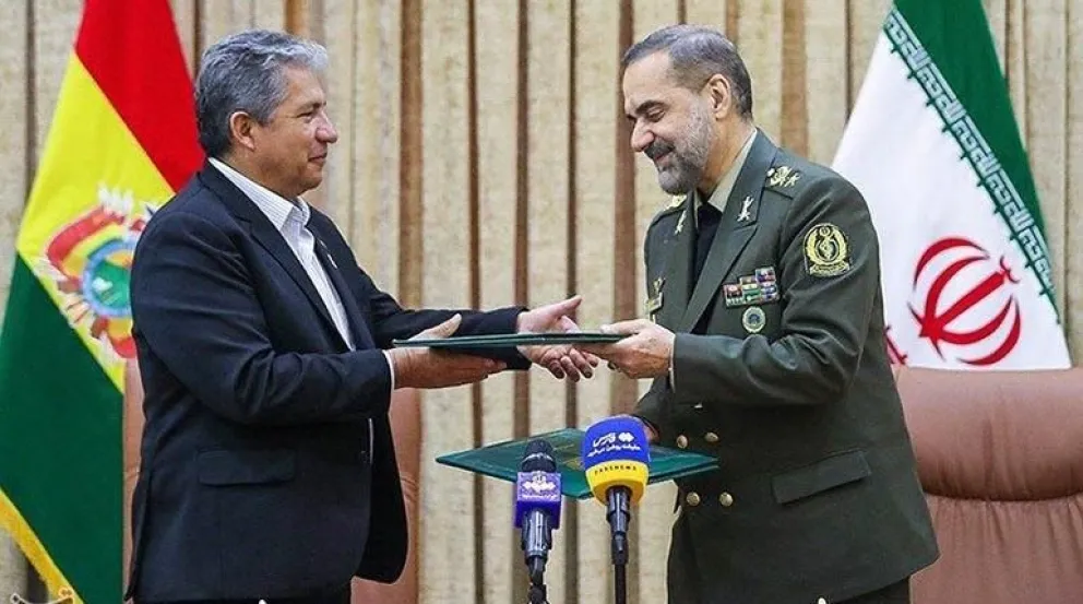El ministro de Defensa, Edmundo Novillo, y su par iraní de ese momento, el general de brigada Mohamad Reza Qarai Ashtiani firmaron un acuerdo en materia de defensa, el 20 de julio de 2023. Foto: ABI