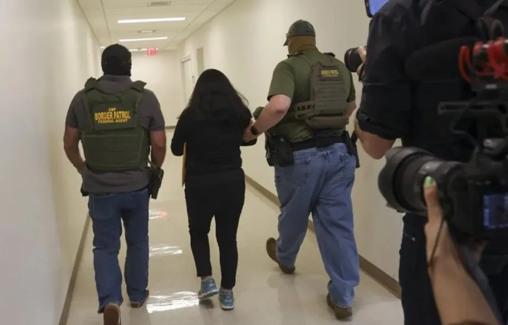 Agentes federales detienen a una persona dentro de un edificio federal donde se celebran audiencias judiciales de inmigración en Nueva York, EE.UU., en una fotografía de archivo. Foto: EFE