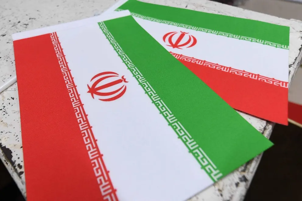 Banderas iraníes expuestas en una tienda después del anuncio de alto el fuego entre Estados Unidos e Irán, en Karachi, Pakistán, el 9 de abril de 2026. Foto: EFE